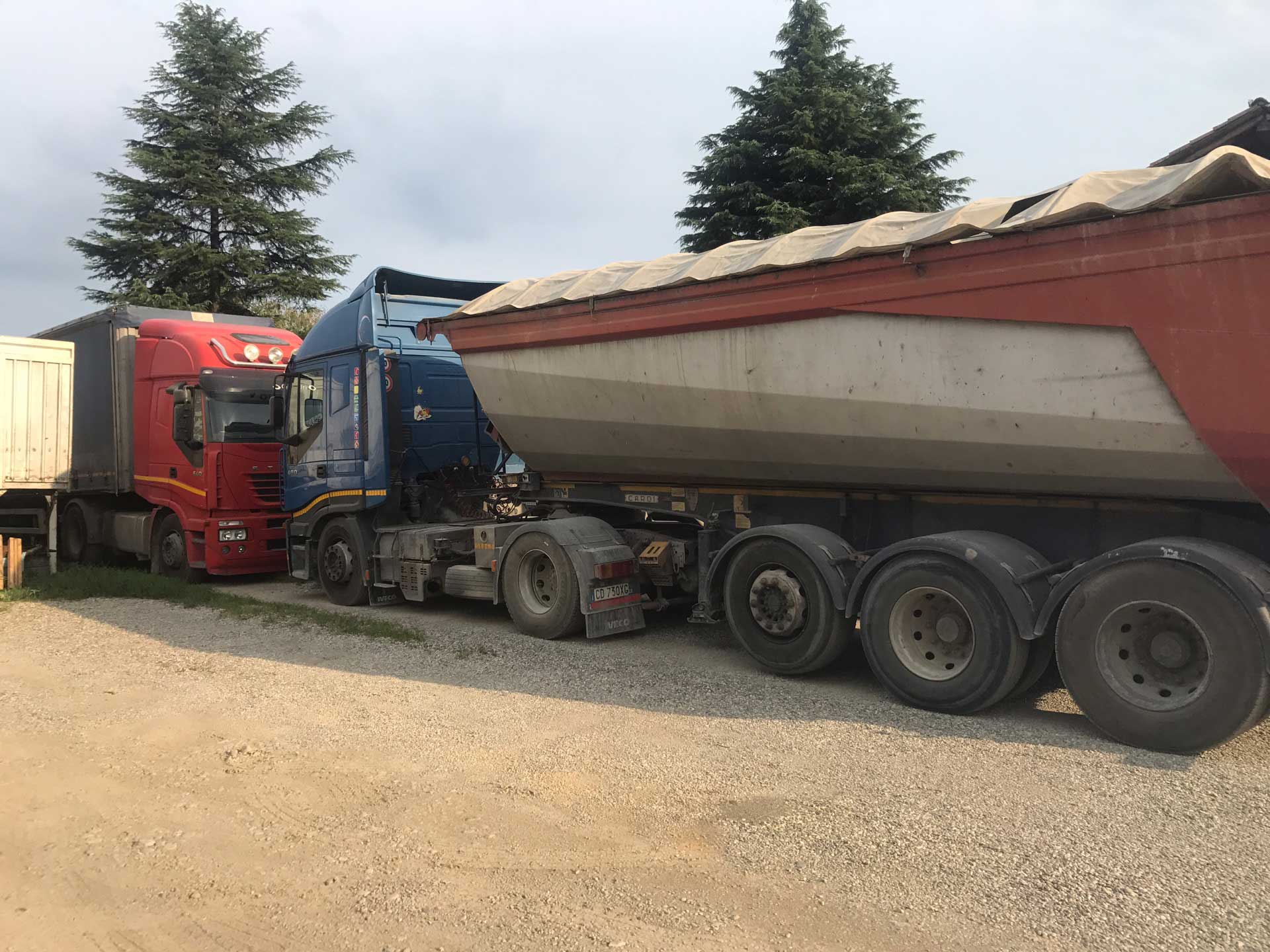 Noleggio camion e cassoni per trasporto macerie