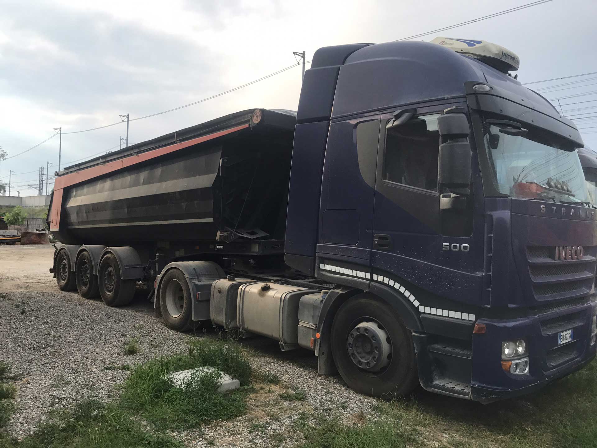 Noleggio camion e cassoni per trasporto macerie